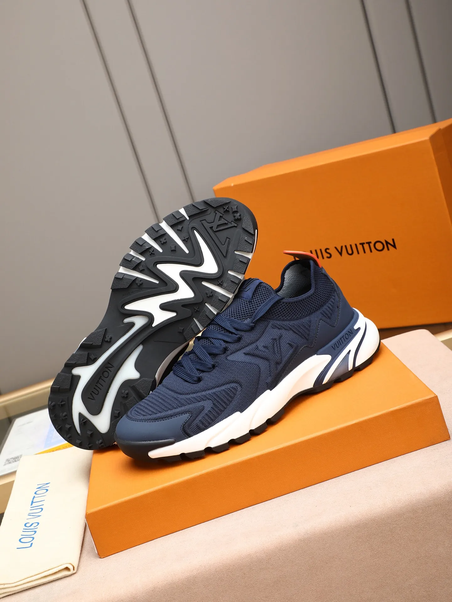 Men's Men's Shoes 💰580 LV Louis Vuitton L Jialu Brand Runner Tatic Series Thick Sole Casual Sports Shoes Running Shoes Original purchase, development and production This LV Runner Tatic sports shoe is blended with fly woven fabric material to interpret the inspiration of traditional mountaineering shoes. The LV letters are written on one side, the Louis Vuitton logo, and the light and wear-resistant rubber outsole completes the whole package. The delivery counter is exquisitely packaged🛍📦 ▪️Fabrics: Original imported custom fly-woven fabric ▪️Inner lining: Original custom-made breathable mesh ▪️Sole: Original open-molded anti-slip rubber combination material ▪️Sole thickness: 4CM ▪️Size: Men's 38-44 (45 custom-made)